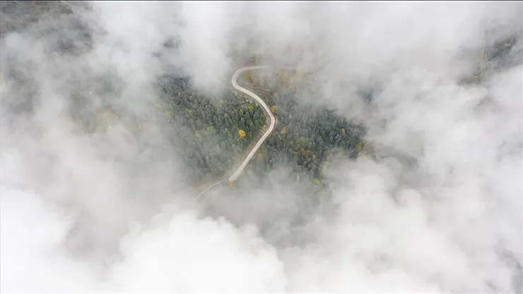 Sis Bulutları Altında Büyüleyici Manzara: Yedigöller Yolu Dronla Görüntülendi