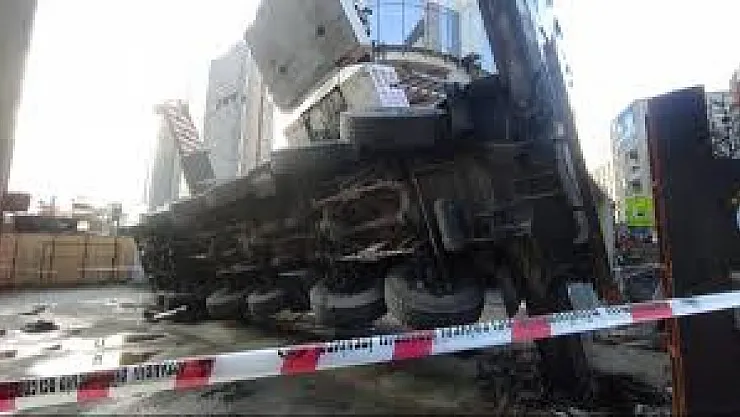 Şişli'de Korkutan Kaza: 50 Metrelik Vinç İnşaat Alanında Devrildi