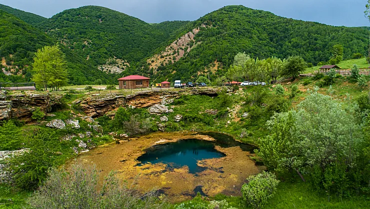 Sivas'ın Saklı Cenneti Ziyaretçi Akınına Uğruyor: Dipsizgöl Şelalesi Yazın Gözdesi Oldu