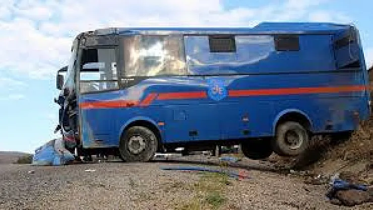 Sivas'ta Cezaevi Nakil Aracı Devrildi! Mahkûmların da Bulunduğu 5 Kişi Yaralandı