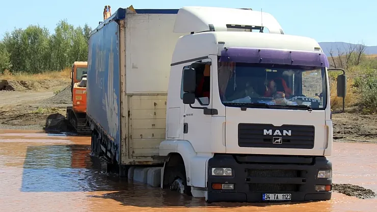 Sivas'ta Kumda Mahsur Kalan Saman Yüklü Tır 2 Gün Sonra Kurtarıldı