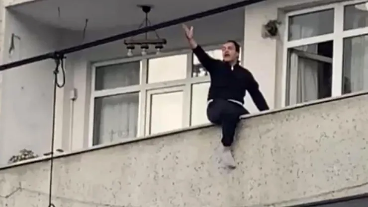 Sultangazi'de Balkondan Atlamaya Kalkışan Genç Mahalleliyi Ayağa Kaldırdı