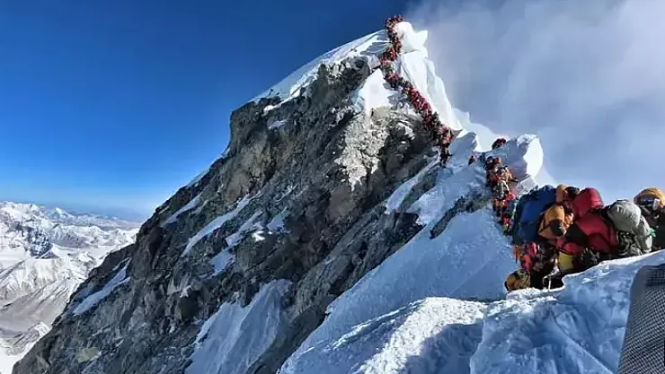 Tibet'te Mahsur Kalan Dağcıların Yarısına Ulaşıldı