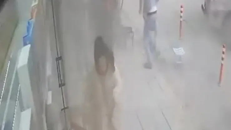 Tır lastiği patladı, vatandaşlar korku dolu anlar yaşadı