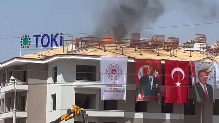 TOKİ inşaatı çatısında panik! Alev alev yandı!