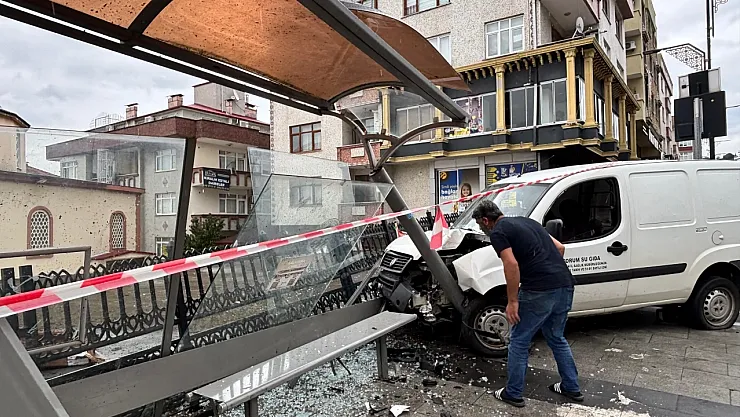 Trabzon'da El Freni Unutulan Araç Otobüs Durağına Daldı