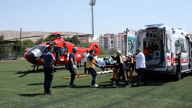 Traktörden Düştü, Ambulans Helikopterle Hastaneye Kaldırıldı
