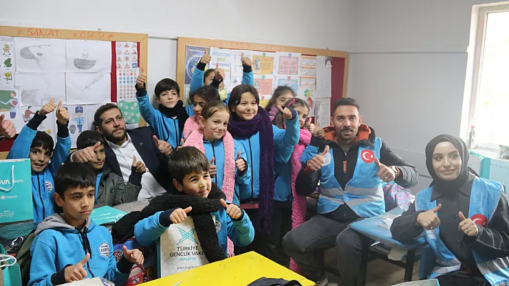 TÜGVA Malatya'dan Öğrencilere Atkı ve Kırtasiye Desteği