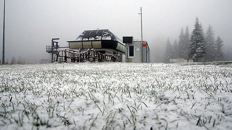 Uludağ'da Kış Sezonu Erken Başladı: Kayak Merkezine Sezonun İlk Karı Yağdı