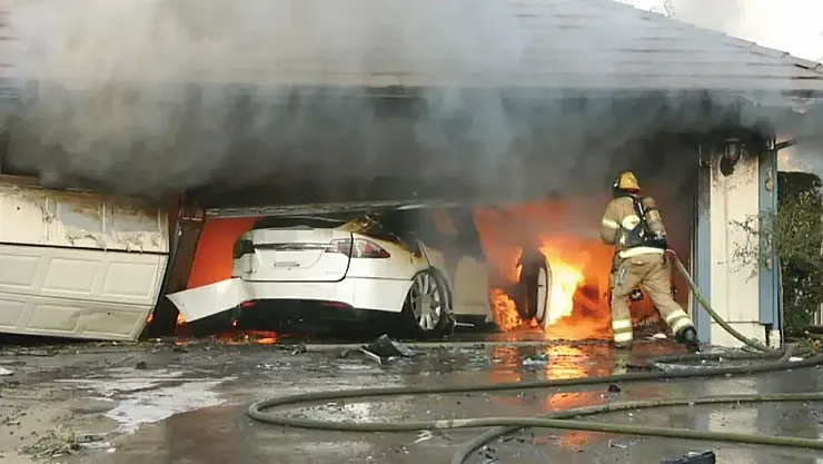 Uzatma Kablosuyla Şarj Tehlikesi: Elektrikli Araç Sahipleri İçin Yangın Riski