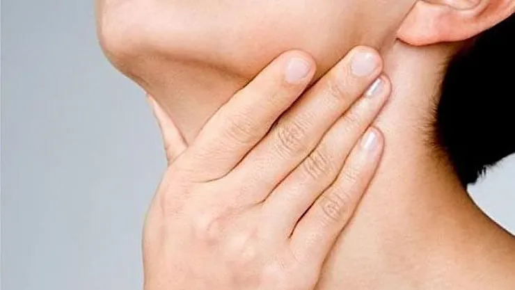 'Uzmanlar Uyardı: Boğaz Ağrısını Anında Hafifleten En Etkili Doğal Yöntem Açıklandı!'