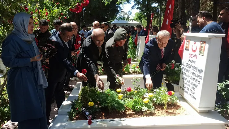 Vali Yavuz ve protokol şehitliği ziyaret etti