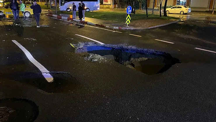 Vatan Caddesi'nde Yol Çöktü, Taksi Takla Attı