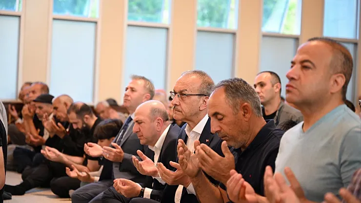 Vatandaşlar bayram namazı için camilere akın etti