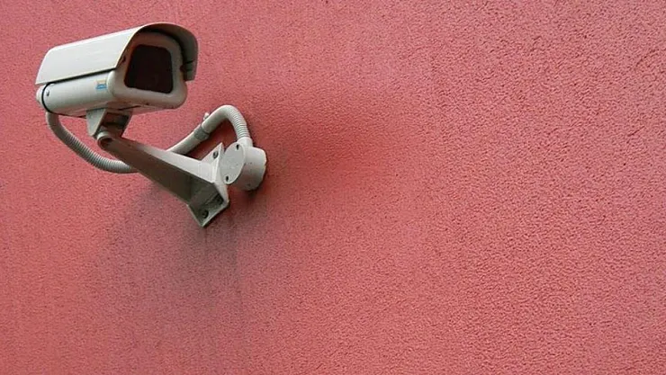 Yargıtay'dan Emsal Karar: Apartman Kamerasıyla Komşusunu İzleyen Yöneticilere Hapis Yolu Açıldı