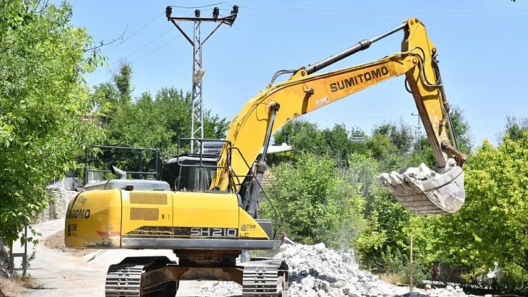 Şahnahan'a taş duvarla güvenli yol