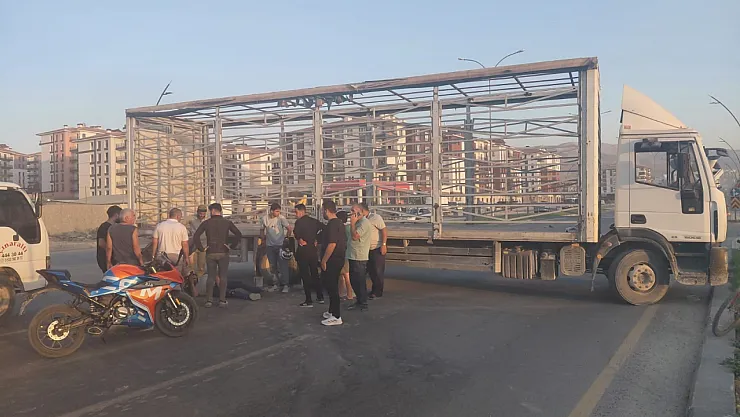 Yeşilyurt'ta kamyon ile motosiklet çarpıştı: 1 yaralı