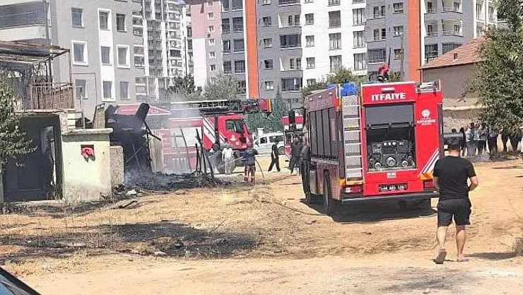 Yeşilyurt'ta Metruk Evde Piknik Tüpü Patladı: Yangın Korkuttu