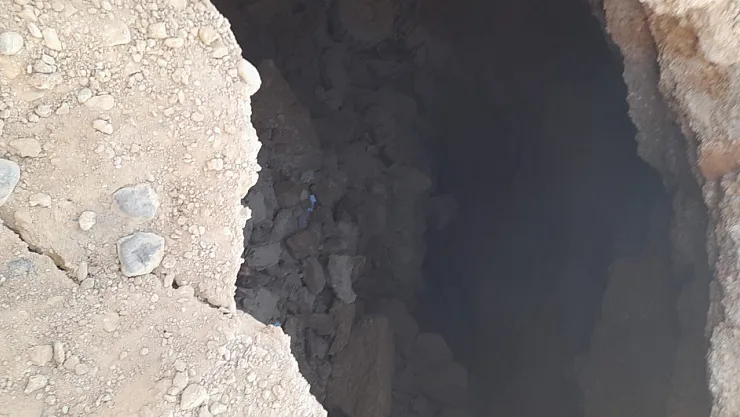 Yeşilyurt'ta Yol Çalışmasında Kaza: İş Makinesi Çukura Düştü