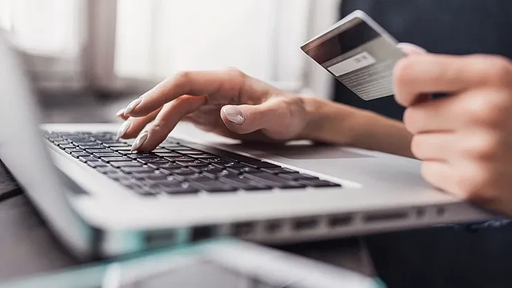 Yılbaşı Alışverişi E-Ticareti Uçurdu: Aralık Ayında Rekor Bekleniyor!