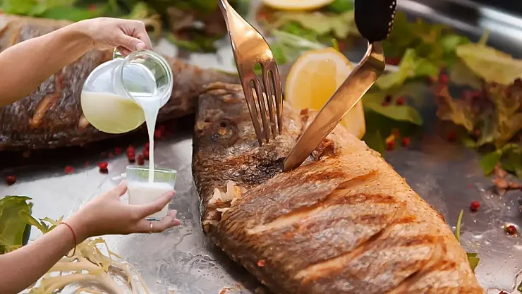 Yıllardır Söylenen 'Balıkla Süt Zehirler' Sözü Doğru mu? Bilim Son Noktayı Koydu!