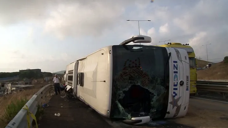 Yolcu otobüsü devrildi: 3 ölü, 20 yaralı