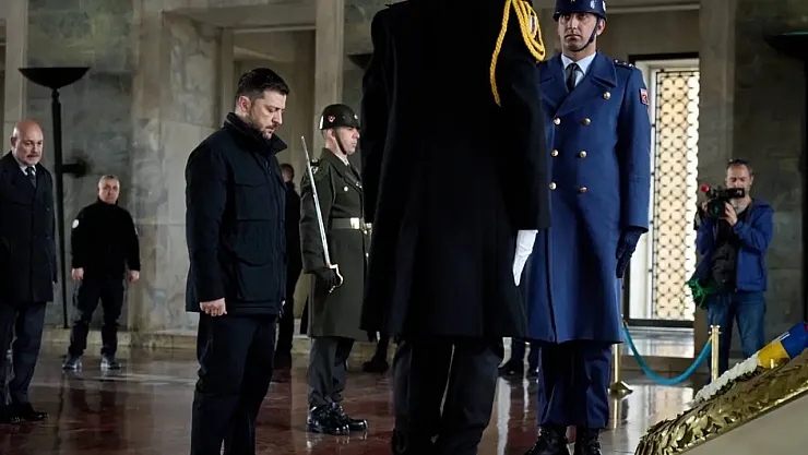 Zelenski Ankara'da Resmî Temaslara Anıtkabir Ziyaretiyle Başladı