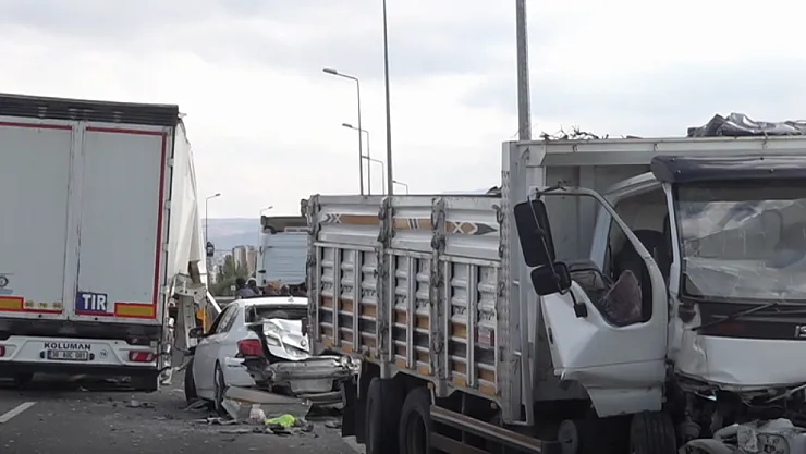 Zincirleme Trafik Kazası: 3 Sürücü Yaralandı