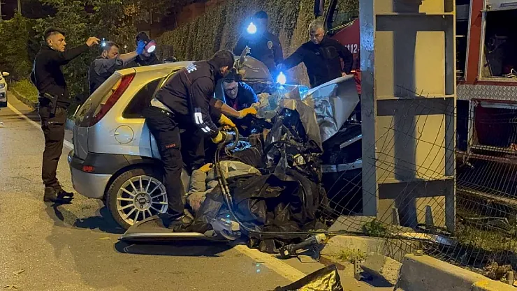 Zonguldak'ta Feci Gece: Otomobil Üst Geçit Ayağına Çarptı, 2 Kişi Hayatını Kaybetti