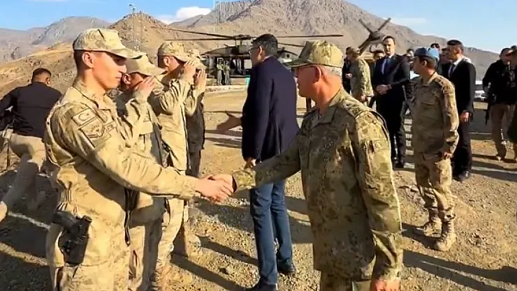 Zorlu Paşa, Hakkari'de Birlikleri Ziyaret Etti