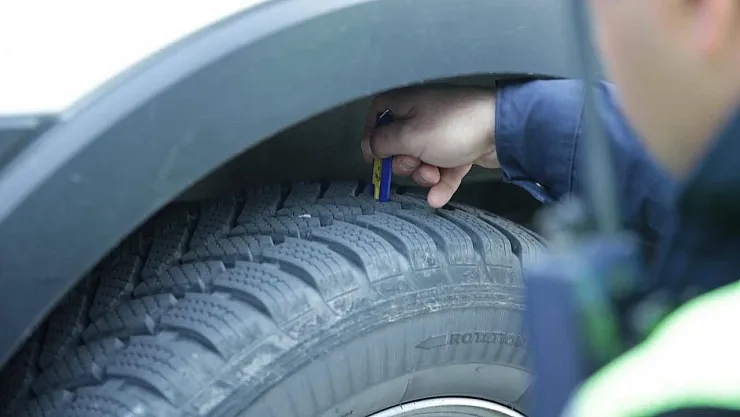 Zorunlu Kış Lastiği Dönemi Başlıyor: 15 Kasım'da Denetimler Artıyor, Kurala Uymayan Yola Devam Edemeyecek