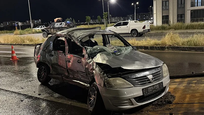Diyarbakır'da TOKİ Kavşağında Feci Kaza! Belediye Otobüsü ile Otomobil Çarpıştı