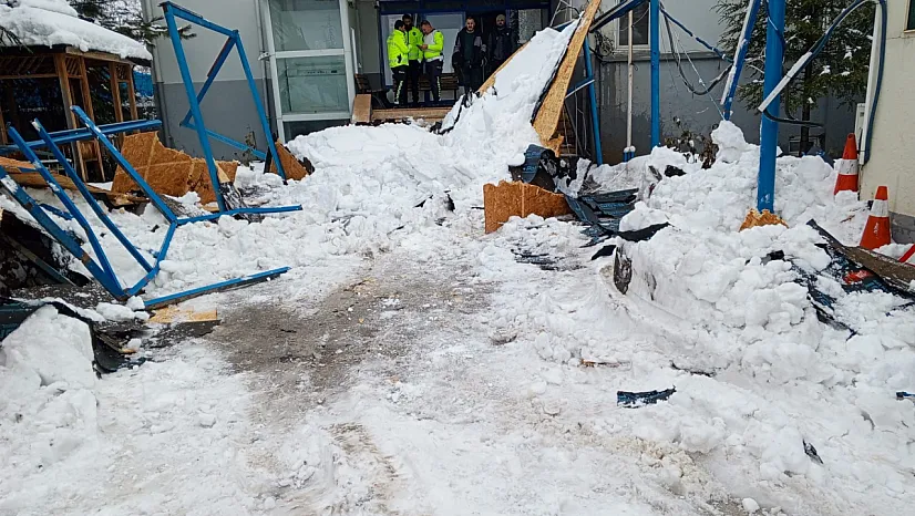 Doğanşehir'de Sundurma Çöktü! Polis Araçları Hasar Gördü!