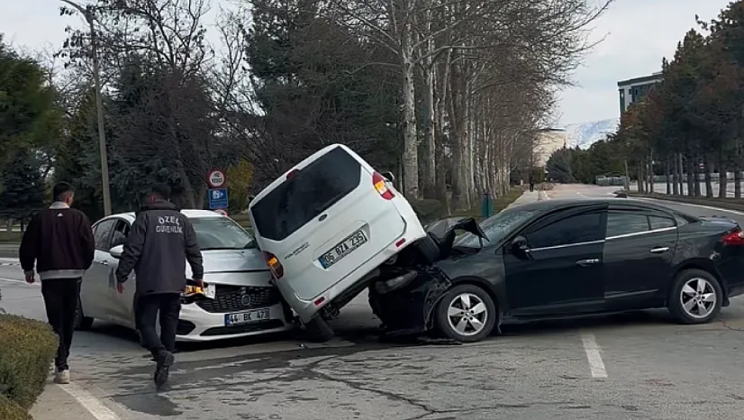 Malatya'da Kampüste 3 Araç Birbirine Girdi, Yaralılar Var!