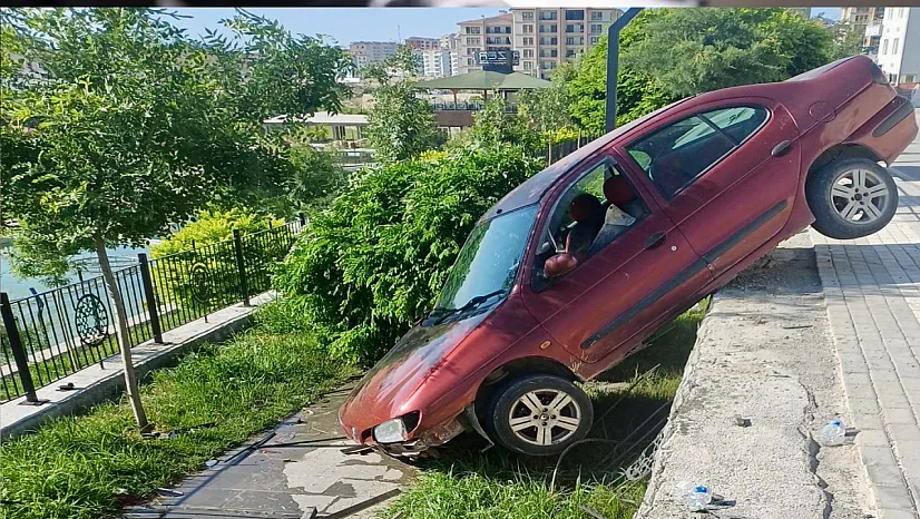 Malatya'da Korkutan Kaza! Sürücü Şans Eseri Kurtuldu