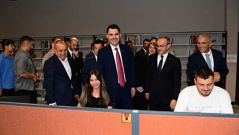 Malatya'nın Şehir Kütüphanesi Yoğun İlgi Görüyor! Bakan Kurum Öğrencilerle Sohbet Etti