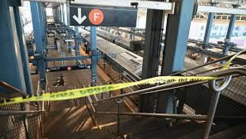 New York Metrosunda Dehşet Anları: Uyuyan Yolcu Vagon Ortasında Ateşe Verildi