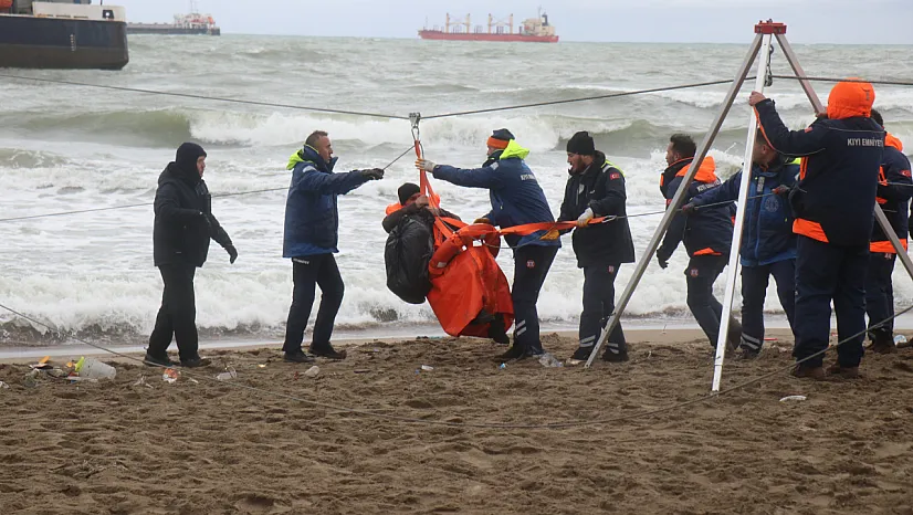 Sakarya'da Karaya Oturan Gemideki 8 Mürettebat Roketlerle Kurtarıldı
