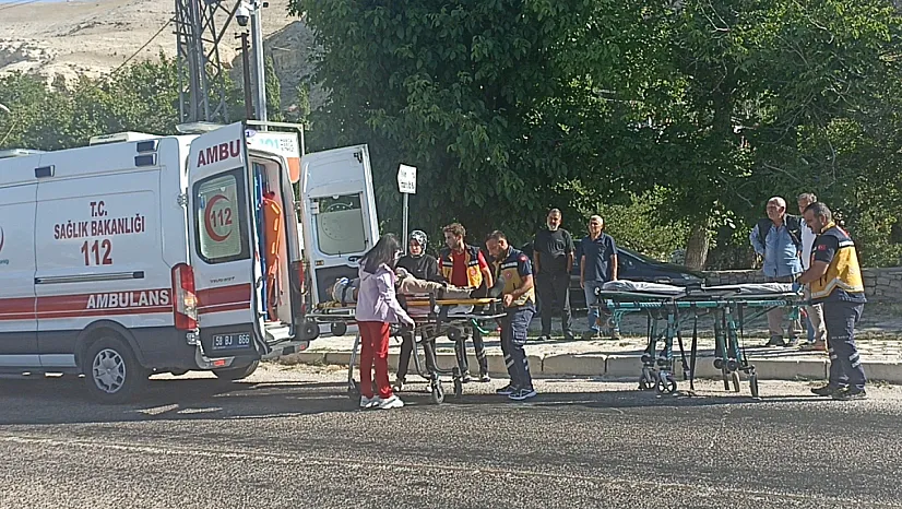 Sivas'ta otomobiller çarpıştı: 1'i ağır 4 yaralı