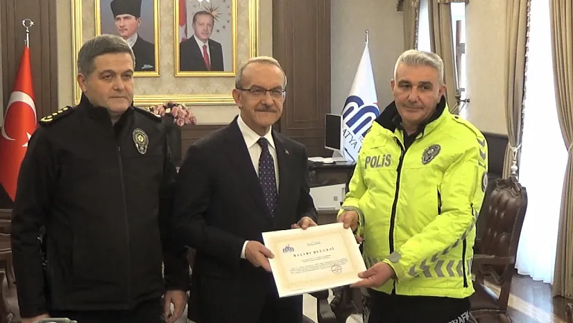Vali Yavuz'dan Çorabını Çocuğa Giydiren Polise Başarı Belgesi Verildi!