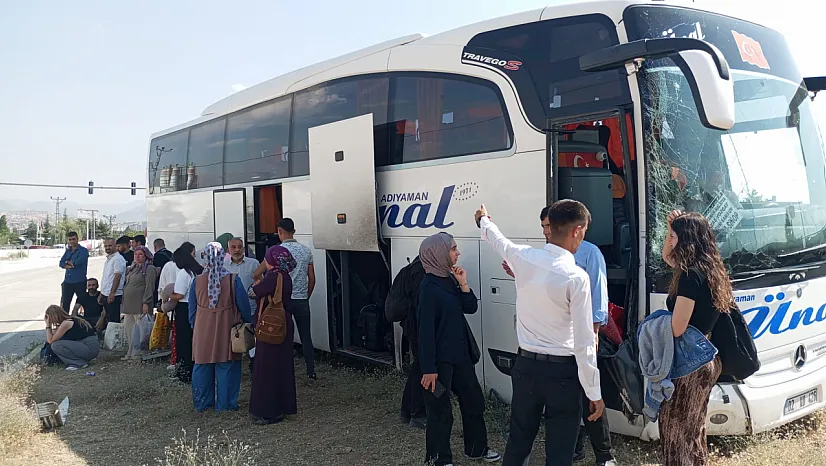 Yolcu otobüsü ile kamyonet çarpıştı