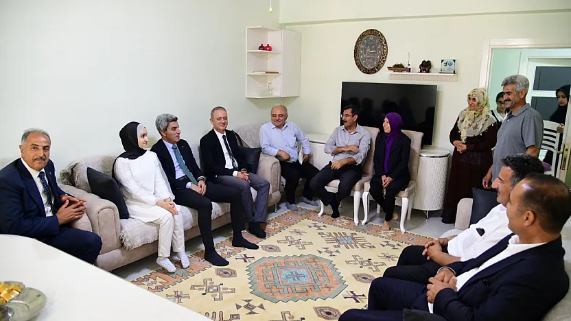 Azmi Engel Tanımadı! Karnesini İl Müdürü Bakır Takdim Etti