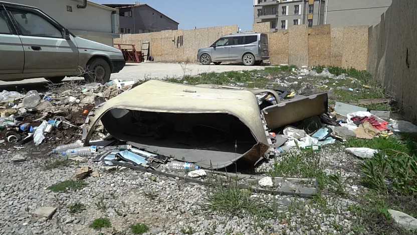 Bakırcılar ve Kalaycılar Çarşısında Çöp Krizi! Esnaf Atıkları Yakarak İmha Ediyor