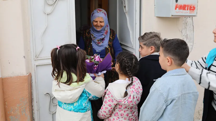 Battalgazi'de Duygulandıran Bayram Buluşması: Minikler Büyüklerin Kapısını Çaldı!