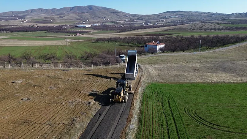 Battalgazi'de Kırsal Yollar Güçleniyor! Yenice Mahallesi'nde Zemin İyileştirme Mesaisi