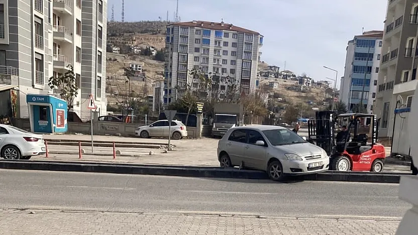 Battalgazi'de Orta Refüje Çıkan Aracı Forklift Kurtardı