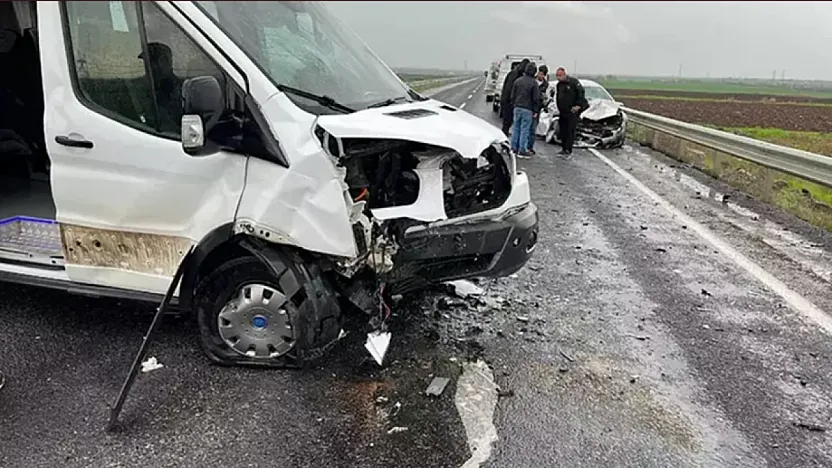 Battalgazi'de Otomobil ile Minibüs Çarpıştı