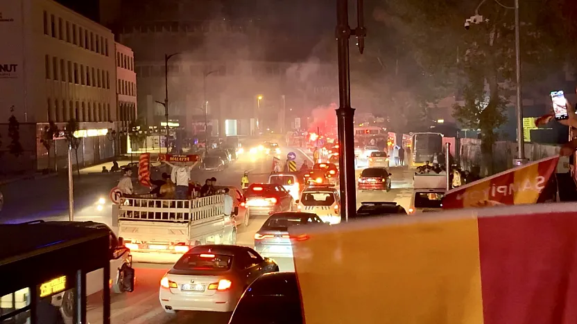 Bayrağını Alan Meydana Koştu! Malatya'da Binlerce Taraftar Sokağa İndi