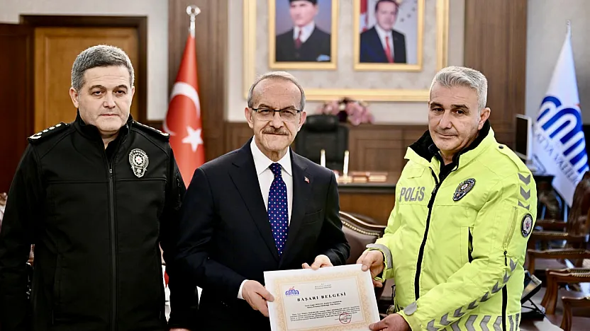Botunu Çıkardı, Çorabını Verdi: Malatyalı Polisin Vicdanına TFF'den Madalya