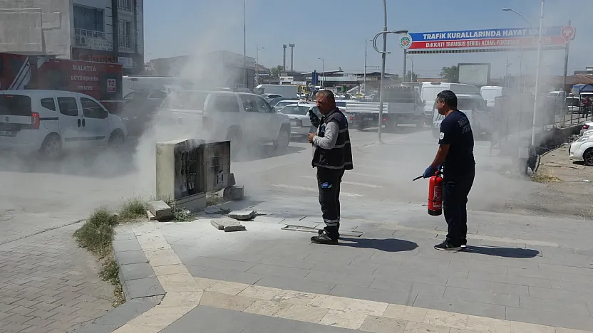 Cadde ortasındaki trafo aniden alev aldı